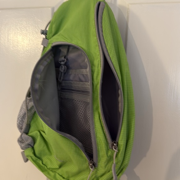 Eddie Bauer: Light Green Sling crossbody bag - Picture 3 of 8